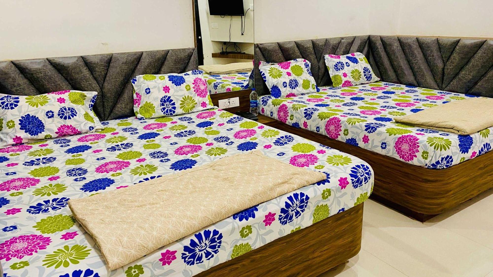 Hotel Gayatri Palace Godarpura Екстериор снимка