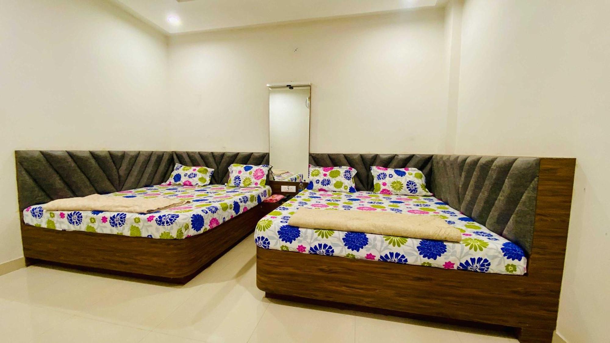 Hotel Gayatri Palace Godarpura Екстериор снимка