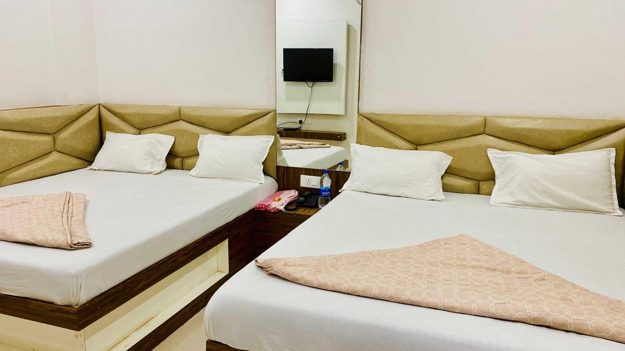 Hotel Gayatri Palace Godarpura Екстериор снимка