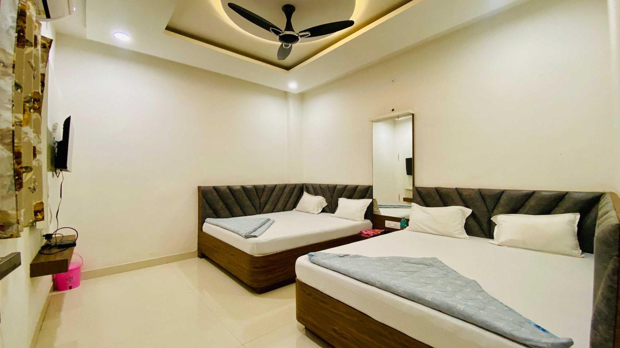 Hotel Gayatri Palace Godarpura Екстериор снимка