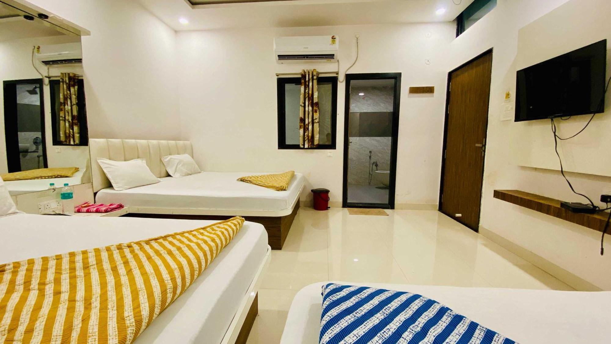 Hotel Gayatri Palace Godarpura Екстериор снимка