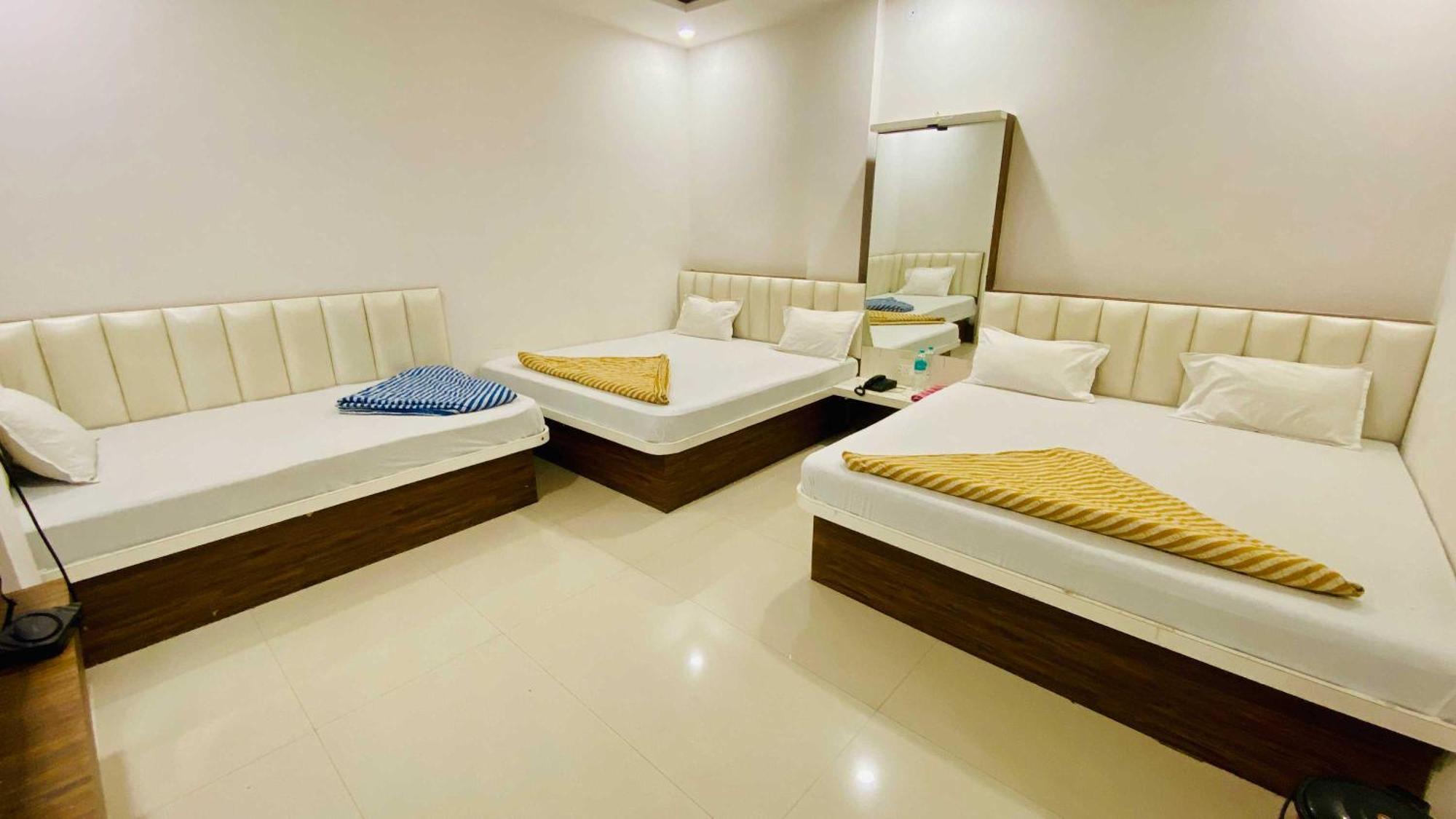 Hotel Gayatri Palace Godarpura Екстериор снимка