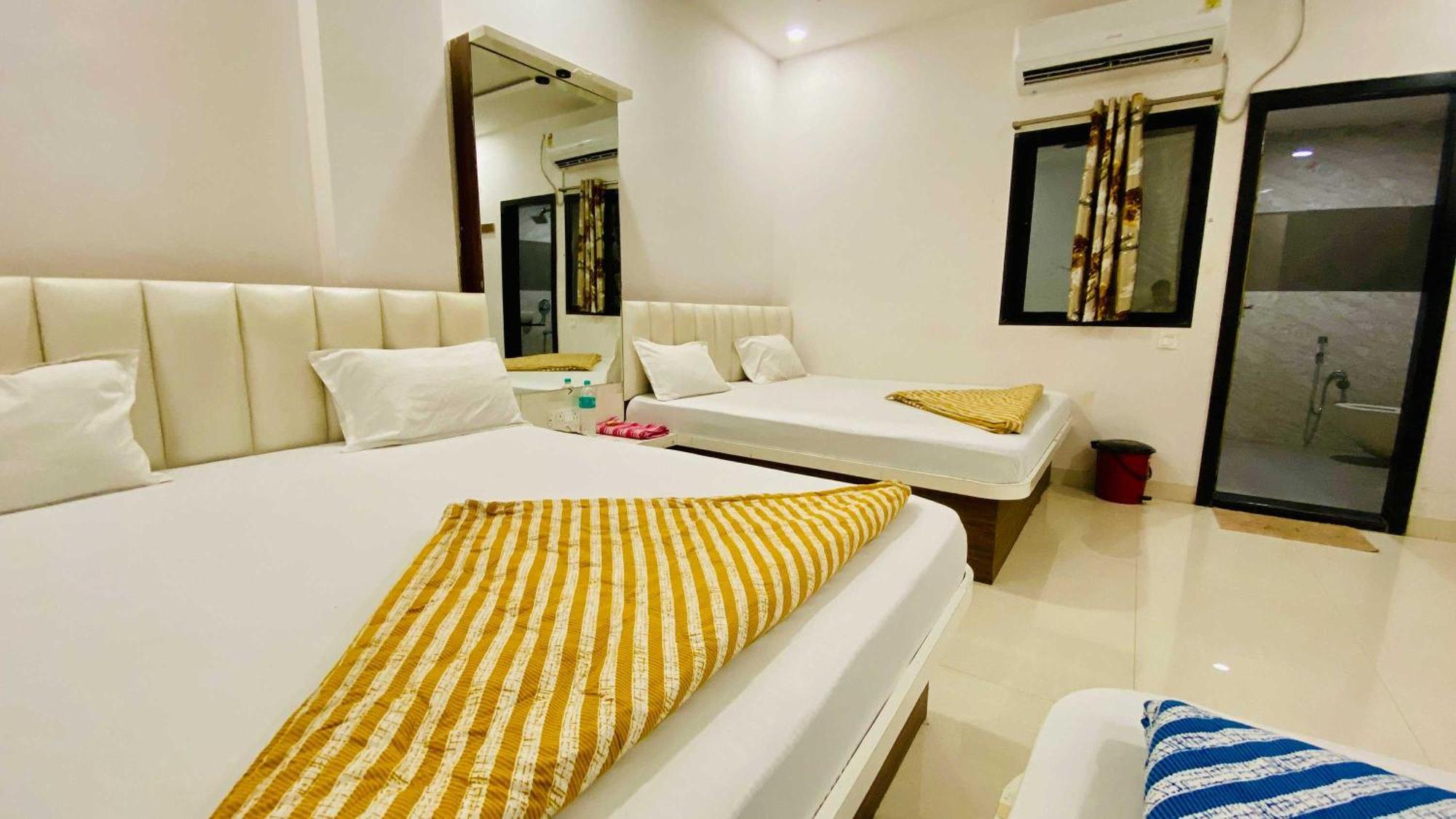Hotel Gayatri Palace Godarpura Екстериор снимка