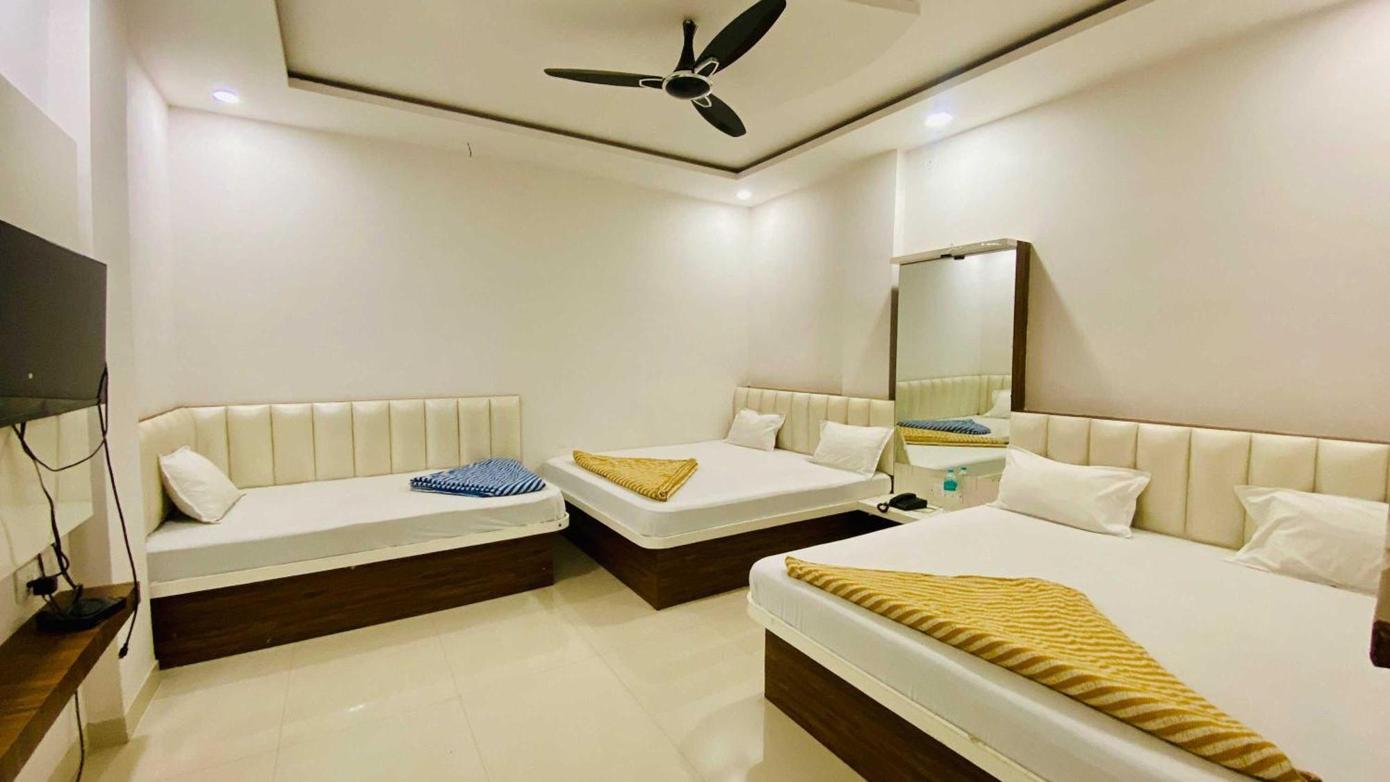 Hotel Gayatri Palace Godarpura Екстериор снимка