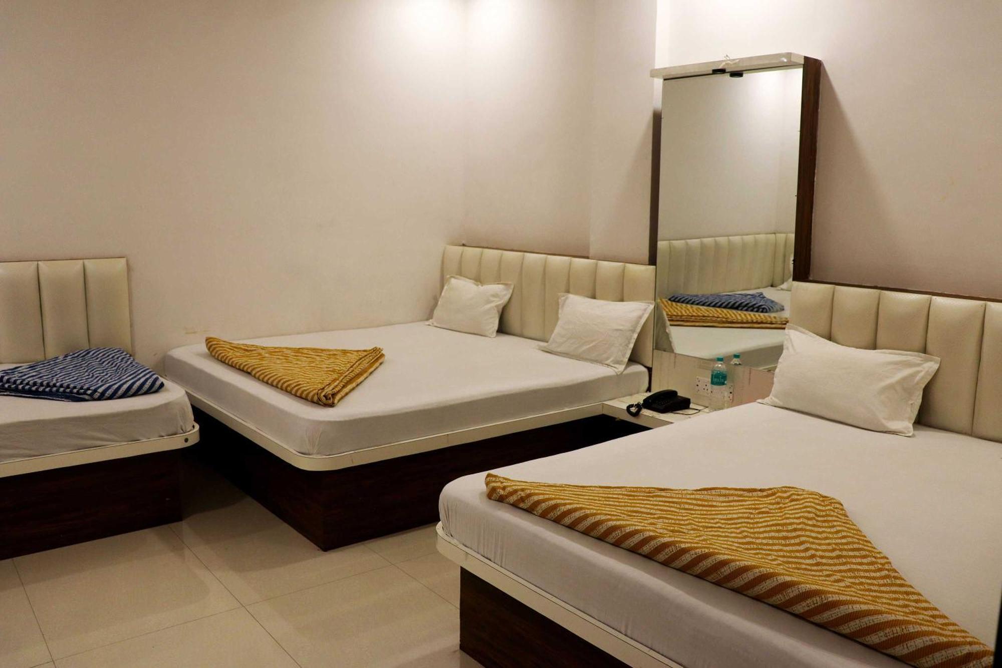 Hotel Gayatri Palace Godarpura Екстериор снимка