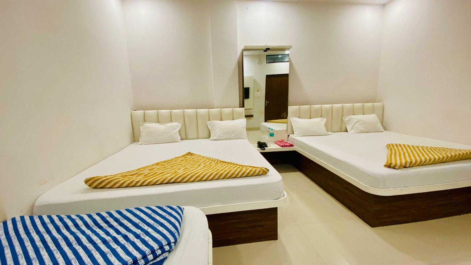 Hotel Gayatri Palace Godarpura Екстериор снимка