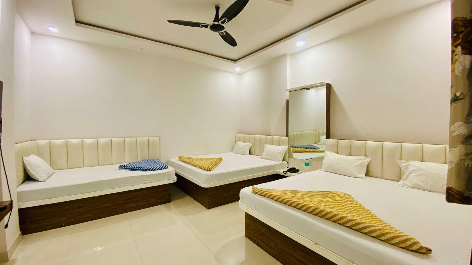 Hotel Gayatri Palace Godarpura Екстериор снимка