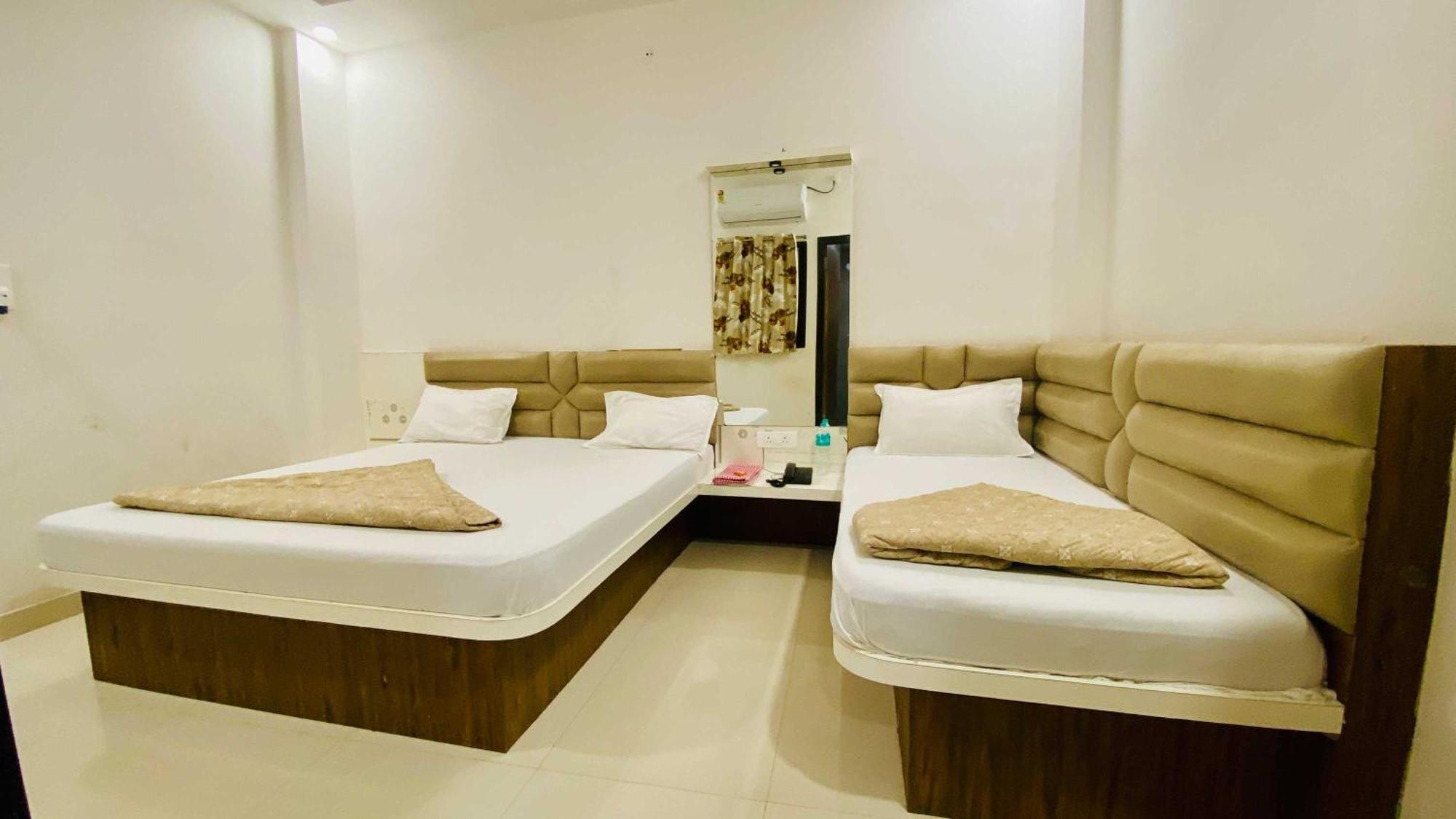 Hotel Gayatri Palace Godarpura Екстериор снимка