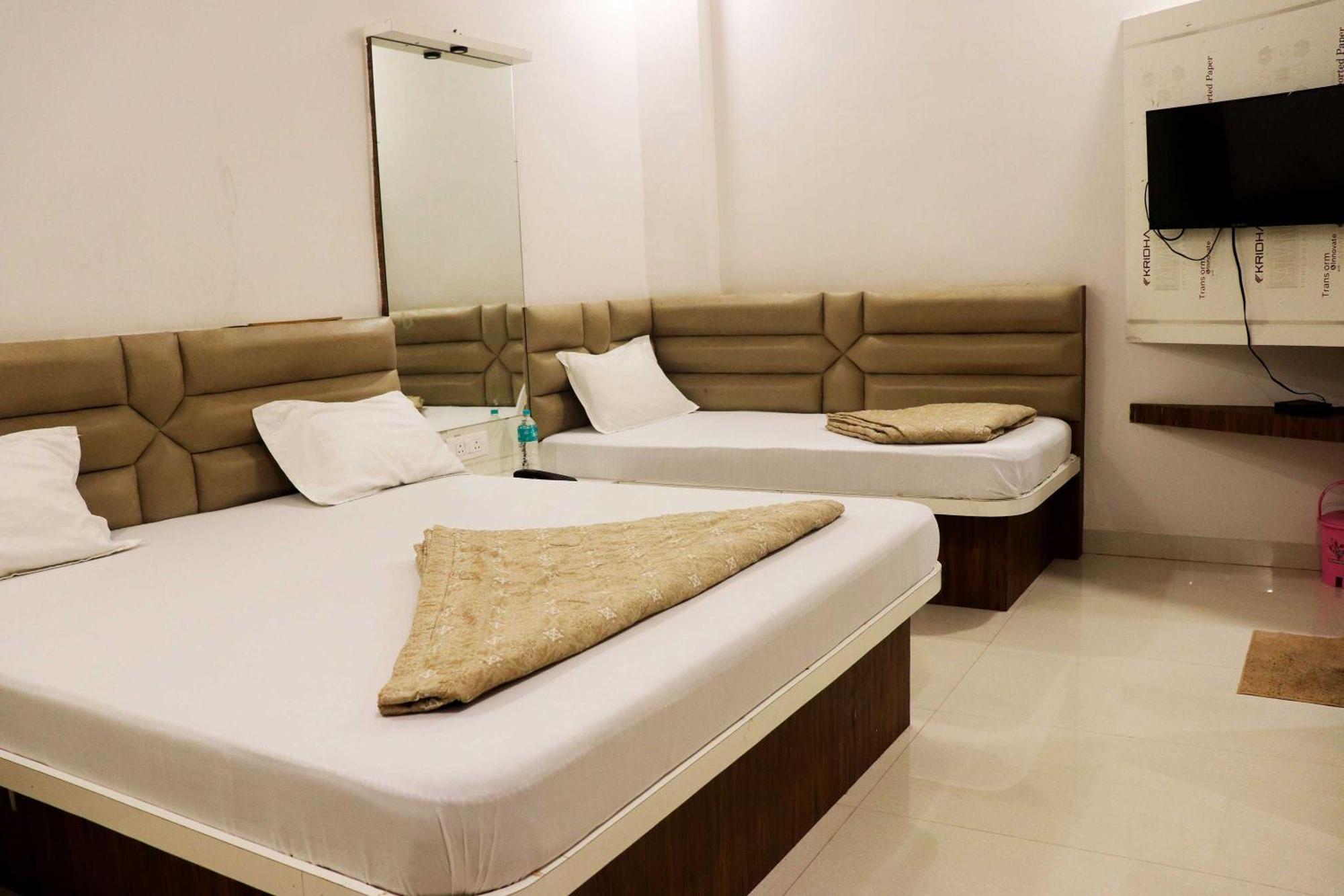 Hotel Gayatri Palace Godarpura Екстериор снимка