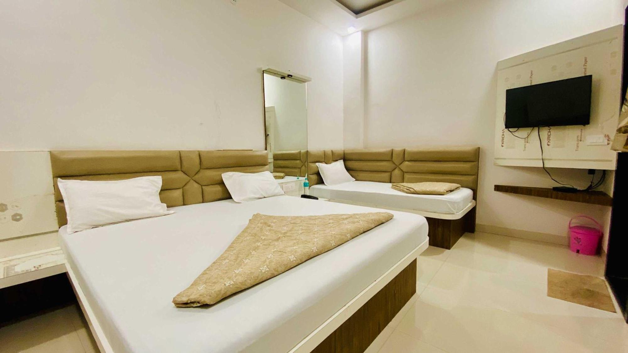 Hotel Gayatri Palace Godarpura Екстериор снимка