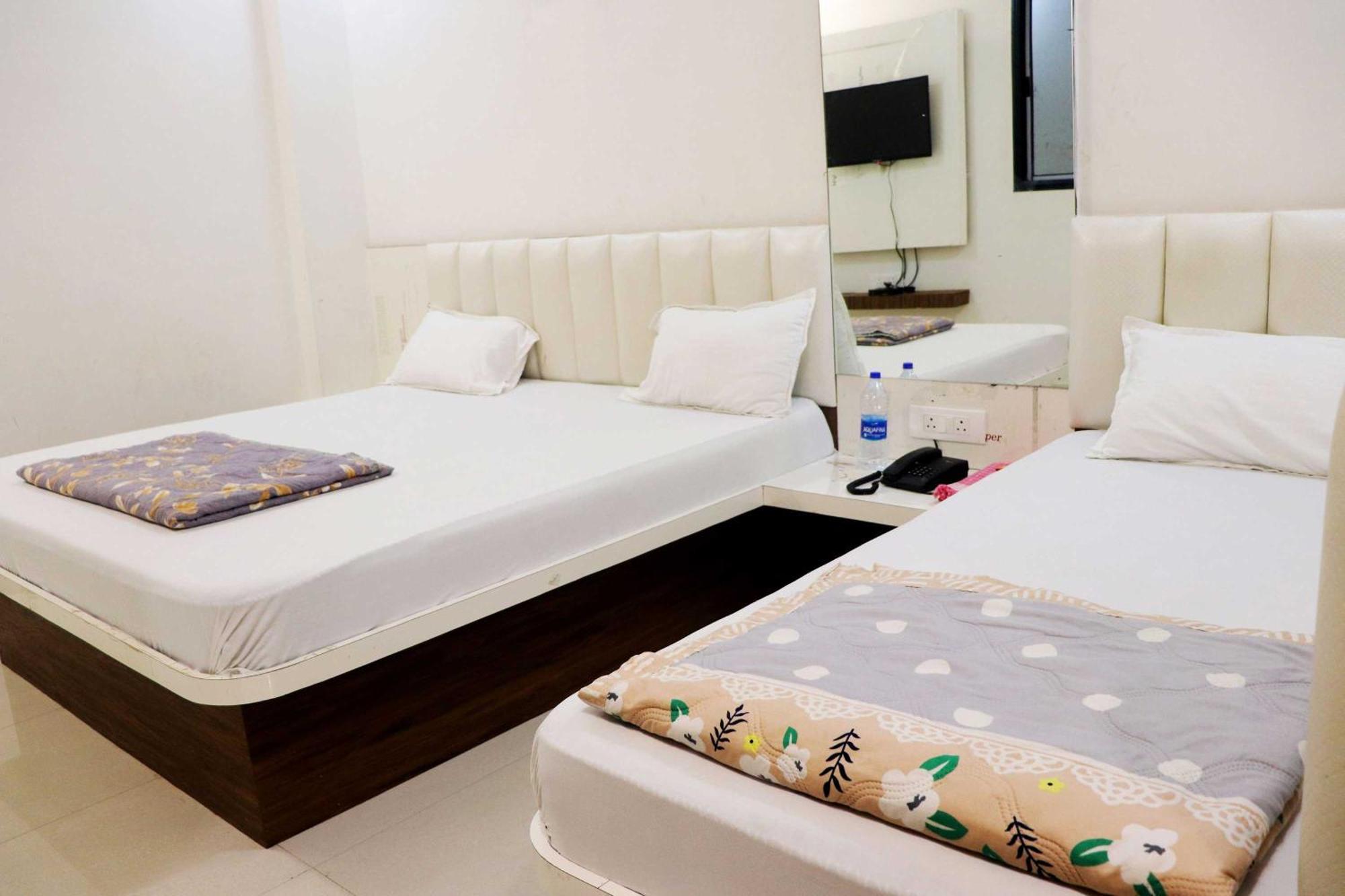 Hotel Gayatri Palace Godarpura Екстериор снимка