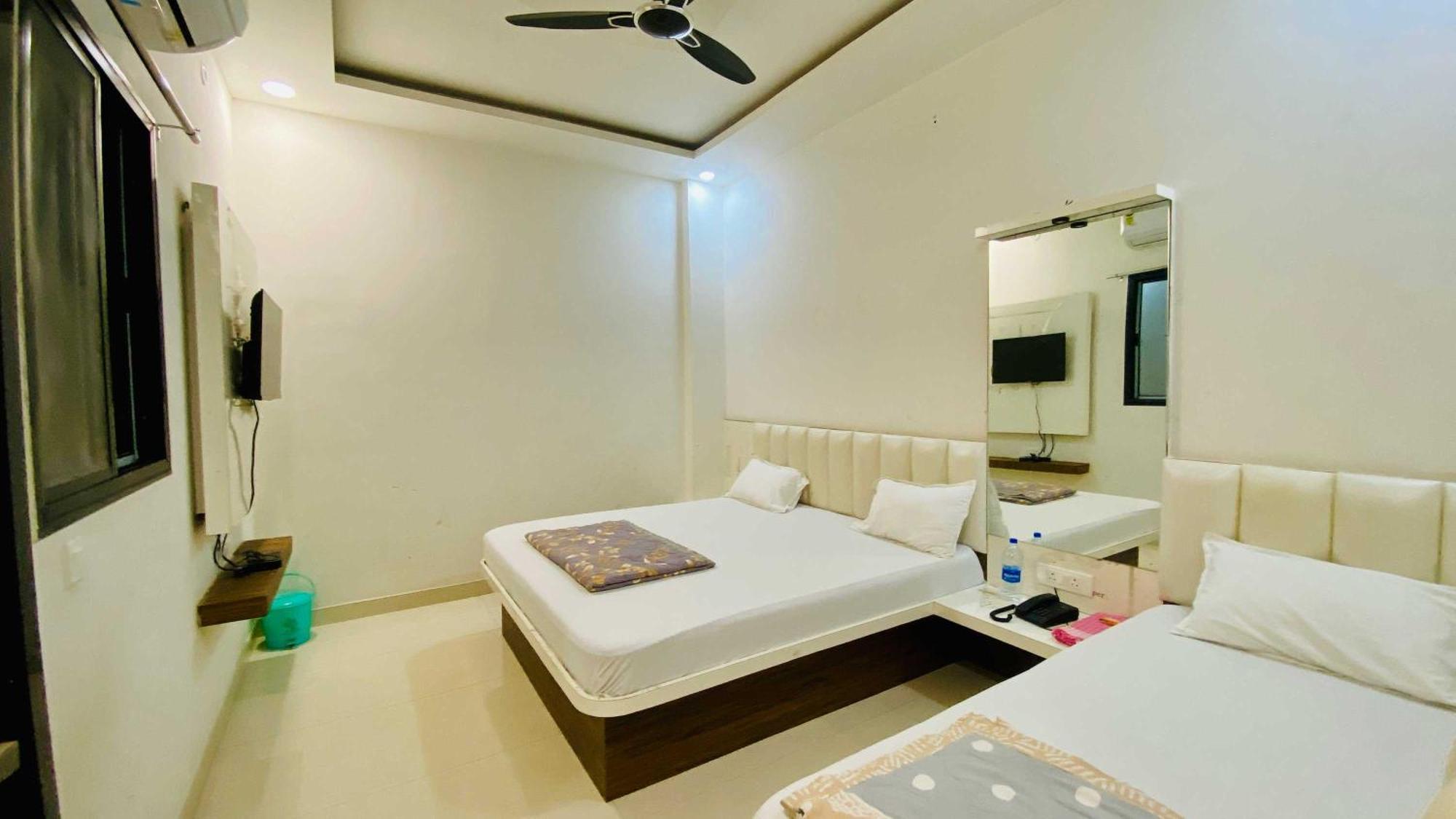 Hotel Gayatri Palace Godarpura Екстериор снимка