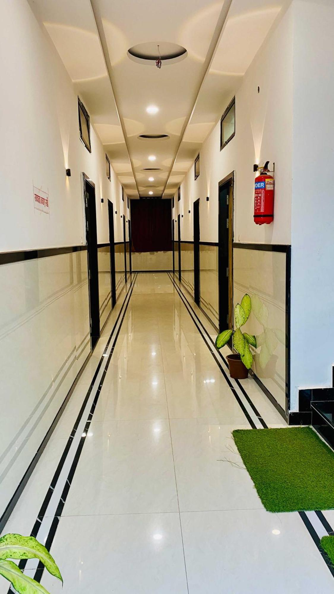 Hotel Gayatri Palace Godarpura Екстериор снимка